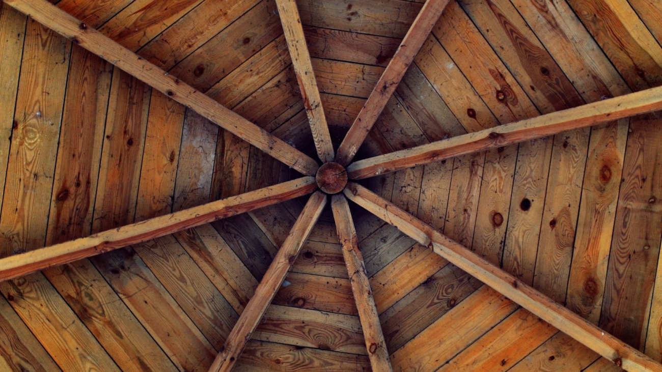 Cubrir el techo con paneles sandwich contra el fuego