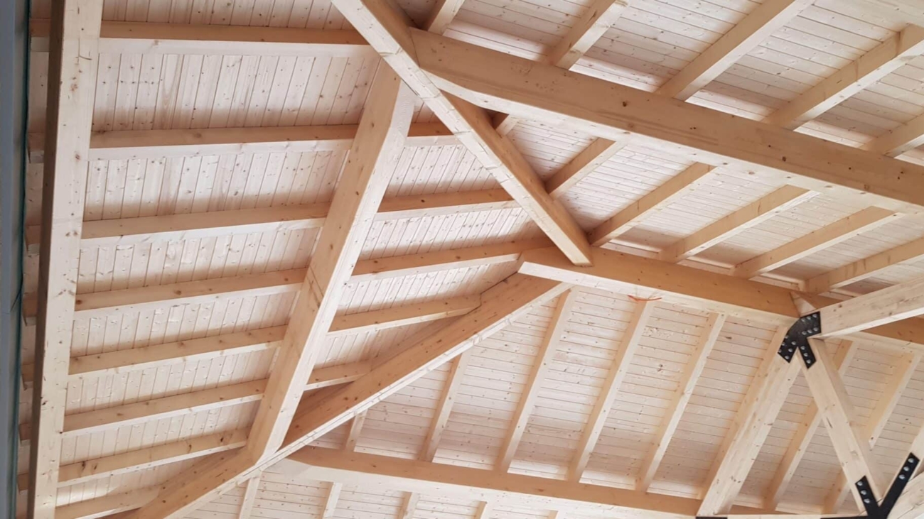 Techos de madera con paneles de Teznocuber, fabricantes de diversas gamas de paneles sandwich en España