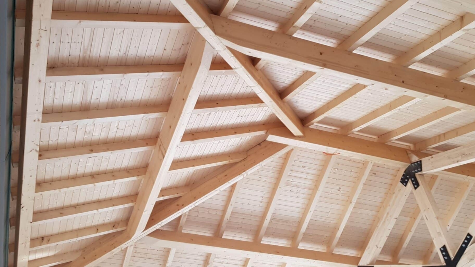 Techos de madera con paneles de Teznocuber, fabricantes de diversas gamas de paneles sandwich en España