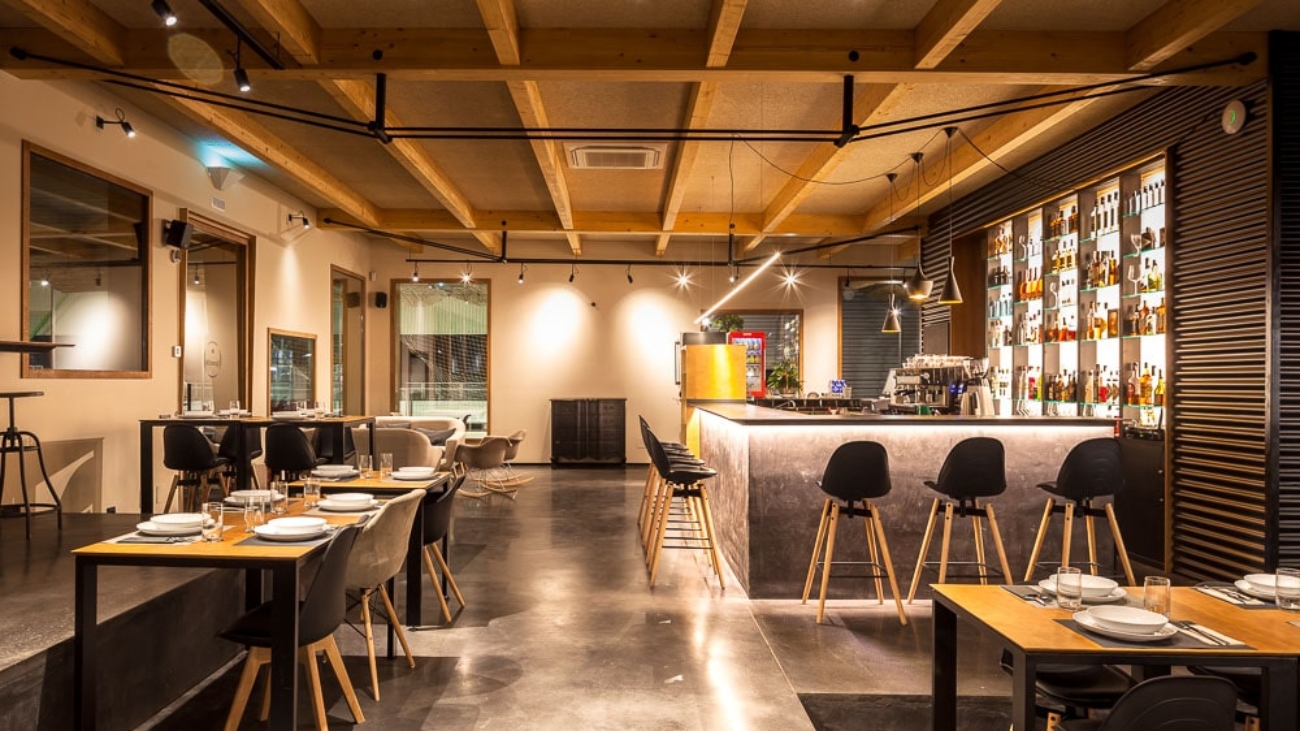 Ejemplo de techo de madera con panel sandwich en un bar restaurante