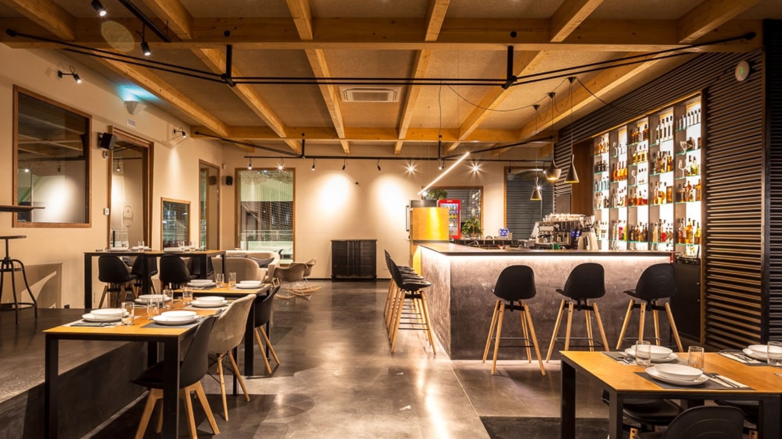 Ejemplo de techo de madera con panel sandwich en un bar restaurante